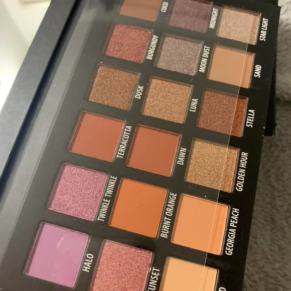 New! KAB COSMETICS DAY + NIGHT EYESHADOW PALETTE - Picture 3 of 5